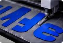 Herramienta de corte sobre letras y formas azules